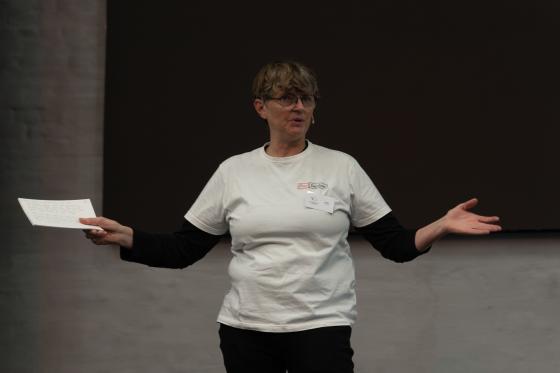 Leder for Pro Sentret, Bj&oslash;rg Norli, som konferansier p&aring; scenen