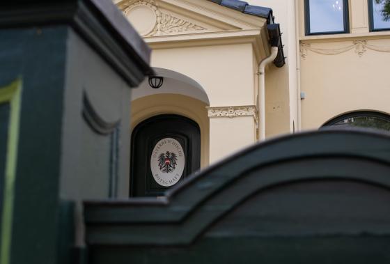 Den &oslash;sterrikske ambassaden skimtes bak en h&oslash;y port. 