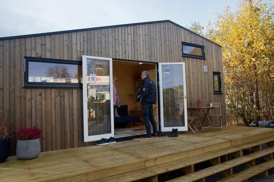 Potensielle kj&oslash;pere sjekker ut mikrohuset Tind. Foto: Andrea Viland Ask