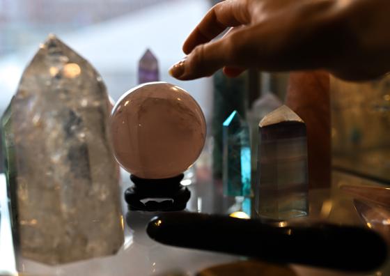 Krystaller i butikkhyllene p&aring; Lille Arkana.