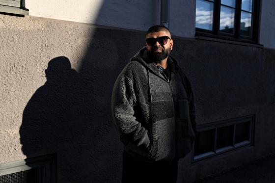 Bilde av en mann med solbriller p&aring;