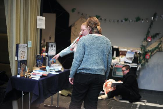 Noen studenter ser p&aring; de ulike b&oslash;kene som er utstilt.