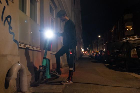 Yousef bytter batteri p&aring; en elsparkesykkel