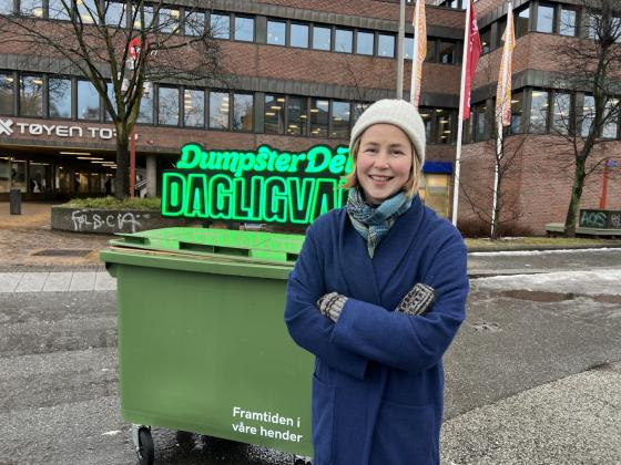 Leder for Framtiden i v&aring;re hender, Anja Bakken Riise, foran Dumpster deli p&aring; T&oslash;yen torg.