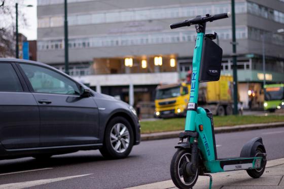 El-sparkesykkel p&aring; fortau