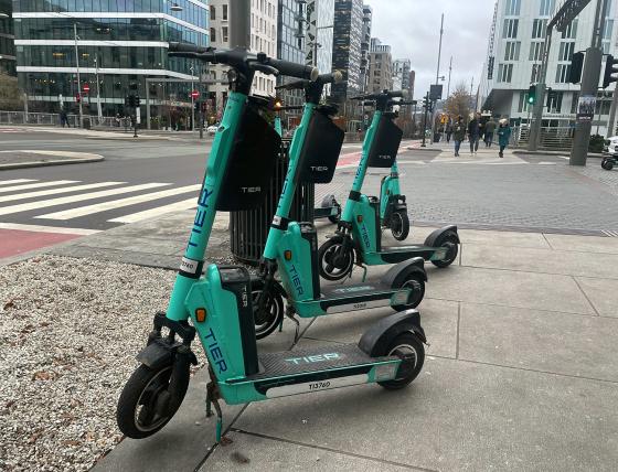 Bildet vider elsparkesykler som st&aring;r parkert ved Bj&oslash;rvika