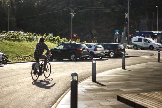 Bilde av en mann som sykler p&aring; en el-sykkel