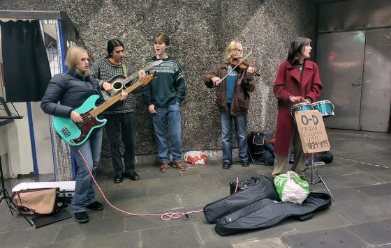 Fem elever fra Foss videreg&aring;ende skole spiller forskjellige instrumenter p&aring; Nationaltheatret stasjon til inntekt for Operasjon Dagsverk 2023.