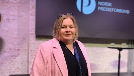 Bildet viser Elin Floberhagen, generalsekret&aelig;r i Norsk Presseforbund, foran storskjermen p&aring; seminaret Etikk&aring;ret 2023