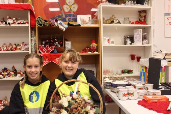 To jenter som selger julepynt p&aring; vintermarked &acute;