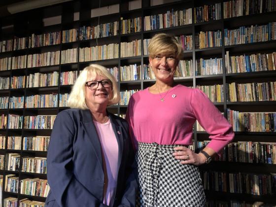 To kvinner i N.K.S avbildet p&aring; litteraturhuset i Oslo