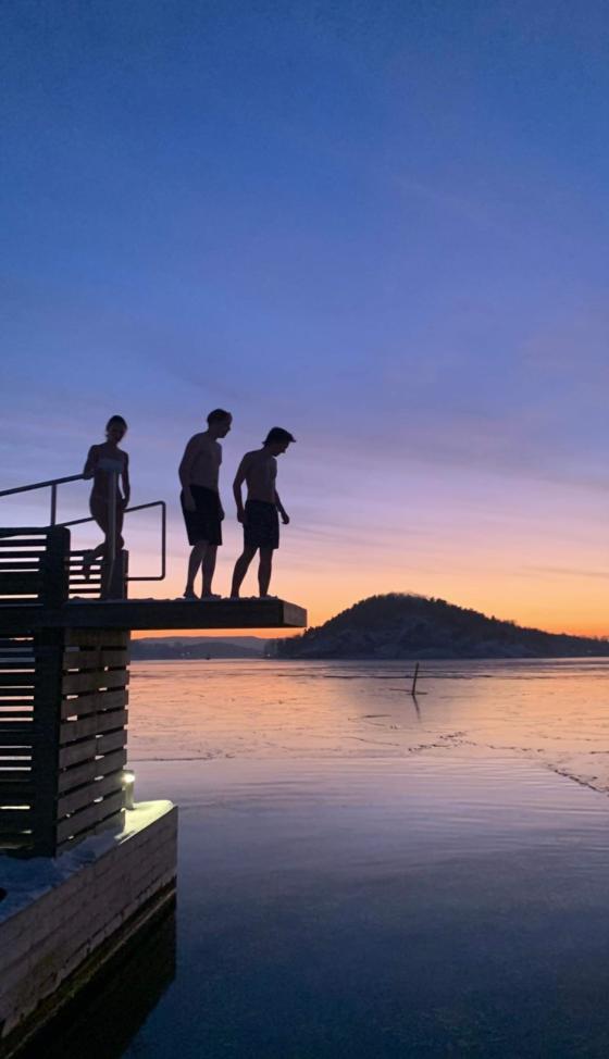 Elever som bader p&aring; S&oslash;renga