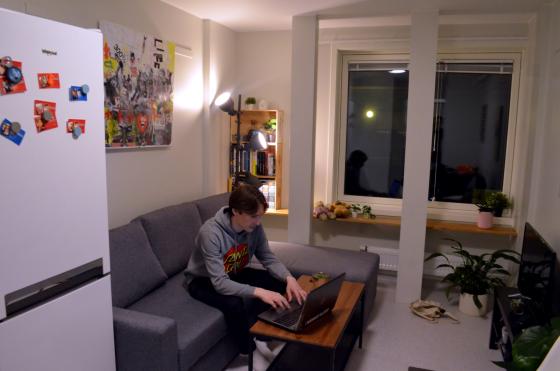 Student sitter med pc p&aring; hybelen sin