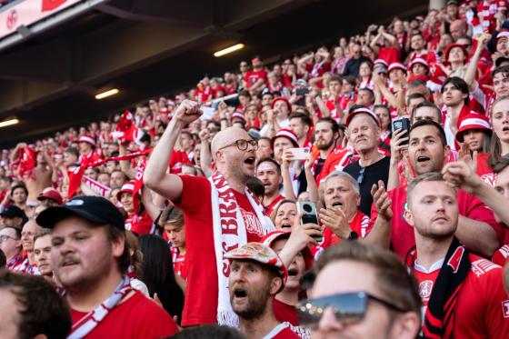 Erlend V&aring;gane st&aring;r blant flere Brannsupportere.