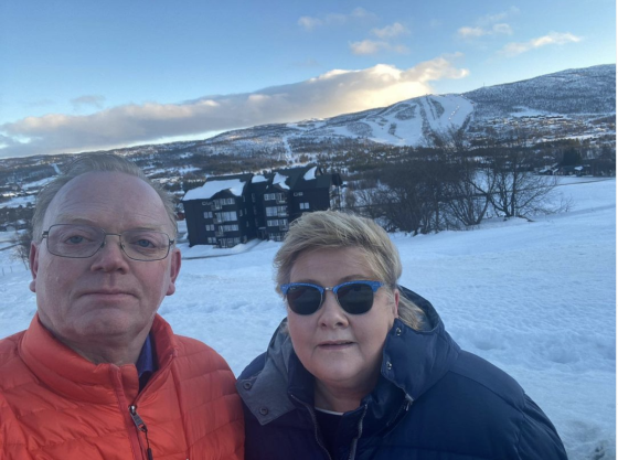 Selfie av Erna Solberg og ektemannen p&aring; Geilo.