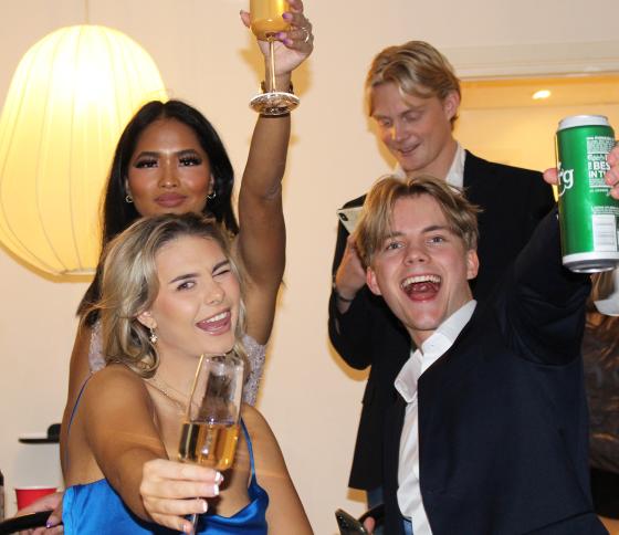 Bilde av vennegjeng p&aring; julebord. 