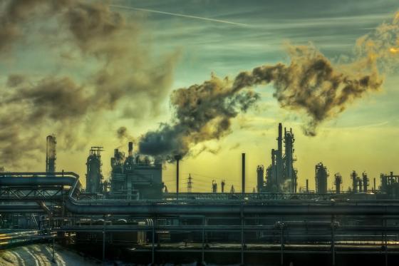 R&oslash;yk/forurensning som kommer ut av piper p&aring; fabrikk.