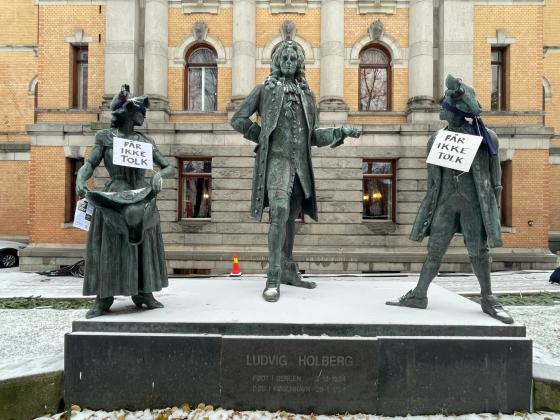 Plakater med teksten  "f&aring;r ikke tolk" p&aring; Ludvig Holdberg statue 