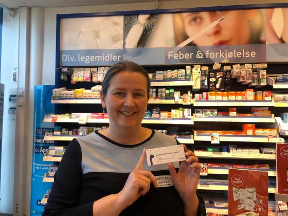 En farmasoyt holder en pakke med jod-tabletter p&aring; apoteket