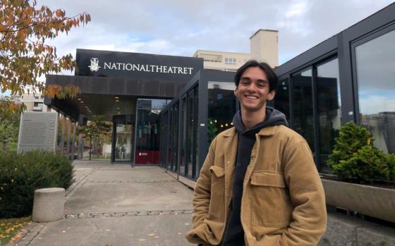 Oliver Nyeng foran Kanonhallen i L&oslash;ren