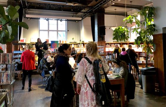 Folksomt p&aring; Deichmann Gr&uuml;nerl&oslash;kka