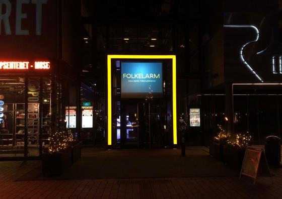 Utenfor Riksscenen p&aring; Schous plass i Oslo. 