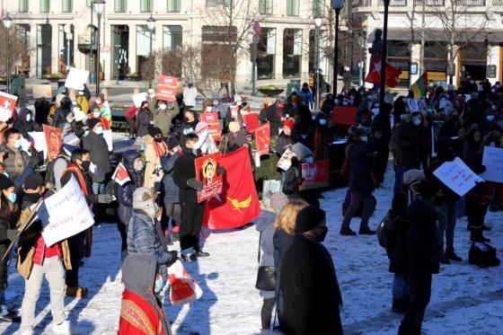 Demonsterer mot milit&aelig;rkuppet i Myanmar