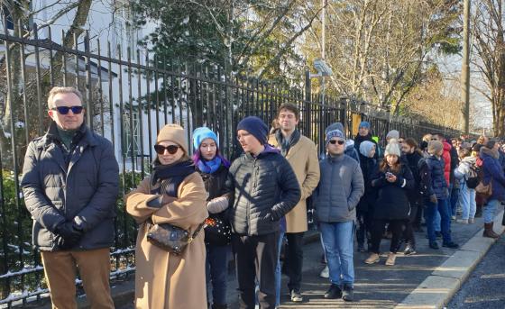 Mange mennesker st&aring;r og venter utenfor inngangen til den russiske ambassaden