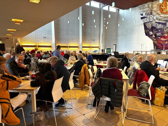 Folkemengden som befant seg p&aring; julemessen p&aring; Haugerud kirke.