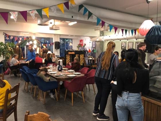 Sultne og spente folk som venter p&aring; maten