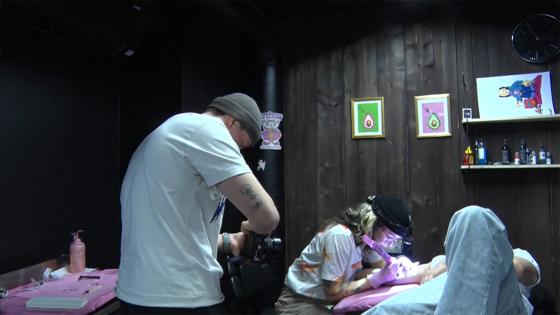 Fotograf som filmer tatov&oslash;rl&aelig;rling mens hun tatoverer