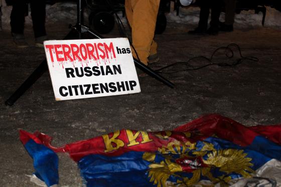 Skilt p&aring; markerin mot Russland som oversettes til "Terrorismen har Russisk statsborgerskap". 