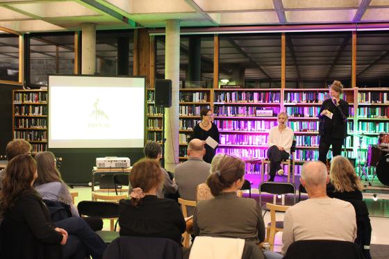 3 kvinner p&aring; en scene