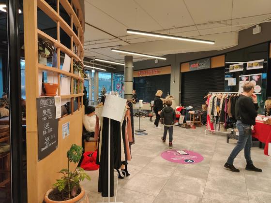 Innsiden av et kj&oslash;pesenter 