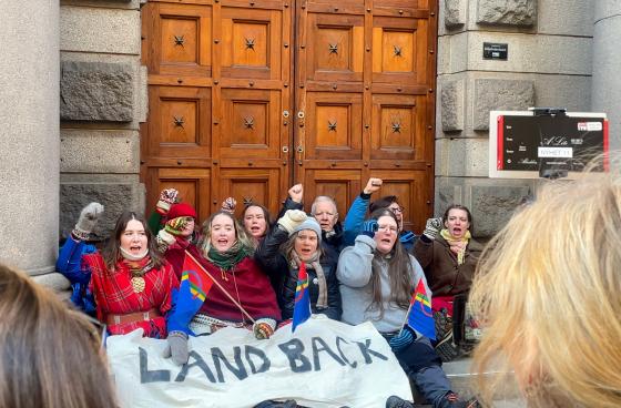Greta Thunberg og flere aksjonister roper h&oslash;ylytt for menneskerettigheter utenfor milj&oslash; og klimadepartementet.