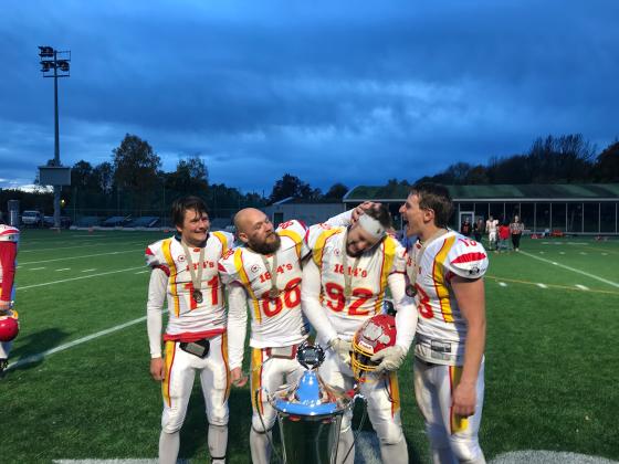 Fotball gutter st&aring;r p&aring; banen og er glade.