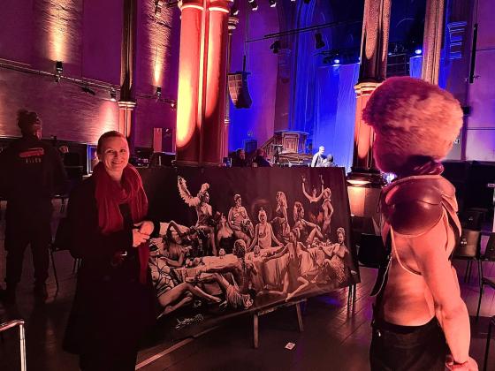 Her st&aring;r Lise Enge Risanger til venstre i bildet, og Frederick Nathanael til h&oslash;yre. Mellom dem ser vi et stort svart hvitt kunstverk av nakne kvinner.