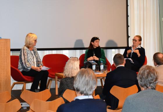 Paneldebatt i fritt ord sine lokaler. Seminarets moderator, Anne Mette &Oslash;degaard, i samtale med Kjersti L&oslash;ken Stavrum og Solfrid Vaage Haukaas.