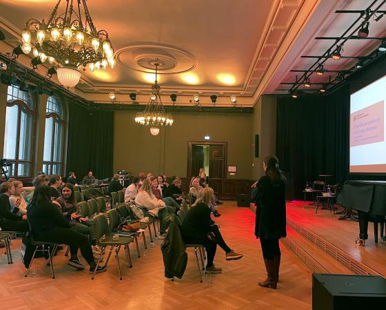 Bilde av godt fylt lokale p&aring; Sentralen