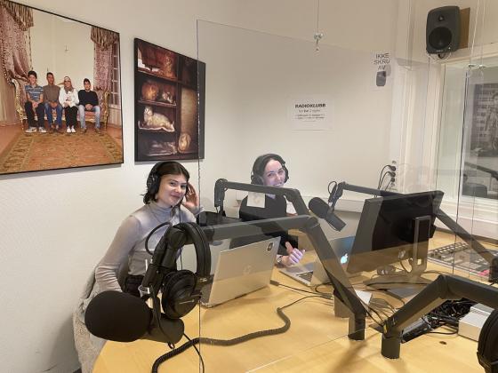 Programlederne sitter klare i studio til &aring; lede lytterne gjennom en sending om pengeprat. 