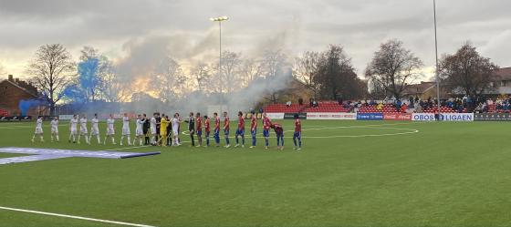Skeid og Arendal &oslash;nsker hverandre lykke til f&oslash;r kamp.