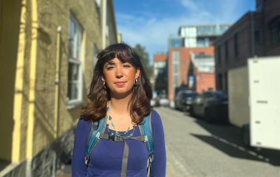 f&oslash;rstegangsvelger Gabriela Salinas Odegard foran Elvebakken VGS