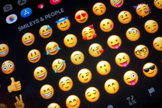 Bilde av emojies p&aring; telefonen