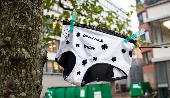 En truse med skrift som henger p&aring; en snor