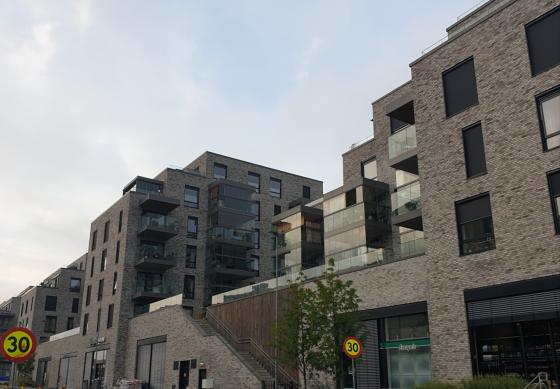 H&oslash;ye, gr&aring; og firkantede boligblokker av stein med gr&aring;tt v&aelig;r.