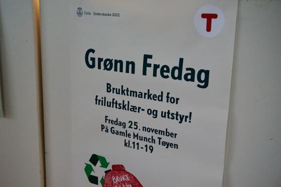 Bilde av Gr&oslash;nn fredag-plakat p&aring; Gamle Munch under Ombruksuka 2022. 