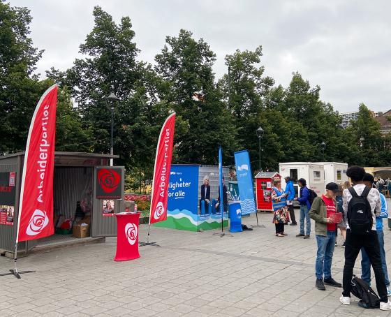 Bilde av valgbodene til Arbeiderpartiet og H&oslash;yre p&aring; Gr&oslash;nland Torg 