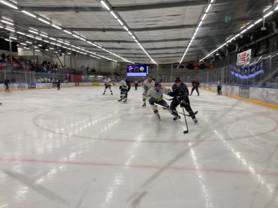 Hockeyspiller f&oslash;rer pucken i fart