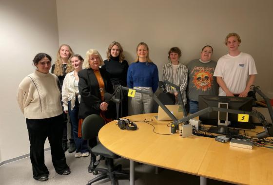 Gruppebilde av mennesker som var med p&aring; radiosending.