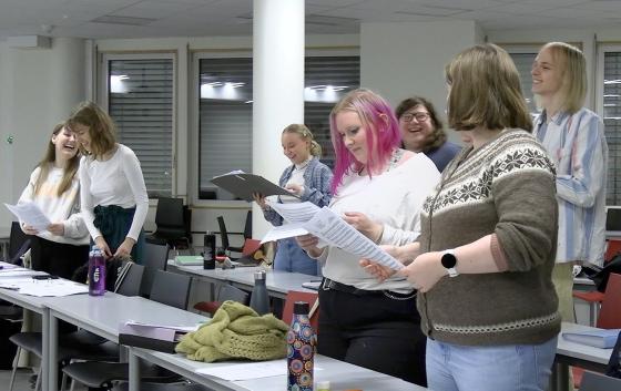 Kormedlemmer i Gullstrupene ler under &oslash;ving